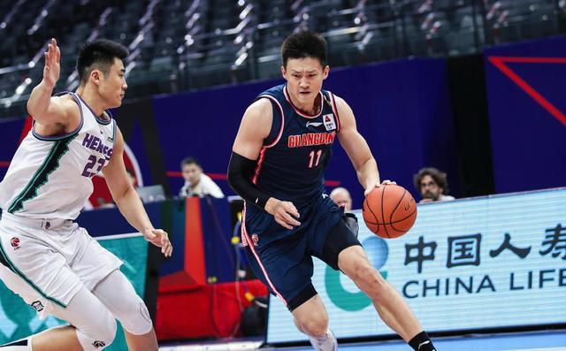 郑宇波，是啊，都九点半了，你人呢？黎漾的声音毫无波澜，在家。